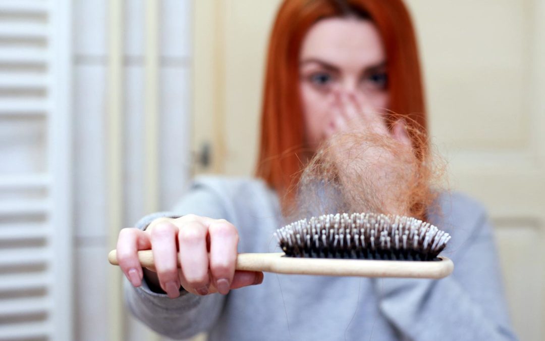 Haarausfall ist kein reines Männerproblem. Was können Frauen dagegen tun?
